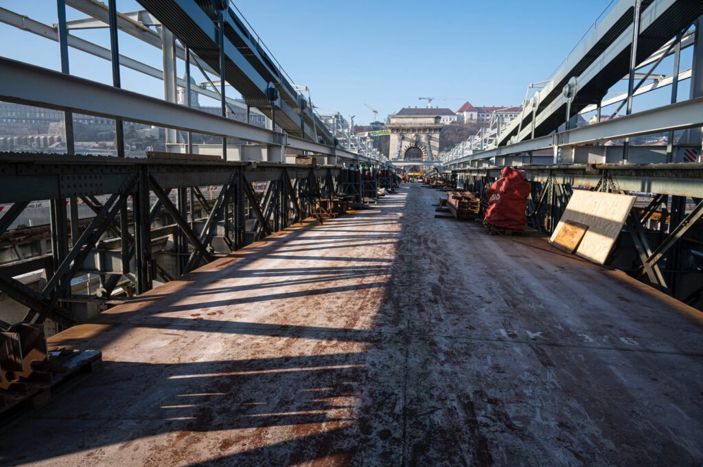 Helyére került az utolsó új pályatábla a Lánchíd medernyílásában