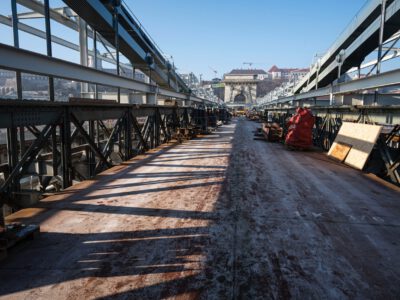 Helyére került az utolsó új pályatábla a Lánchíd medernyílásában