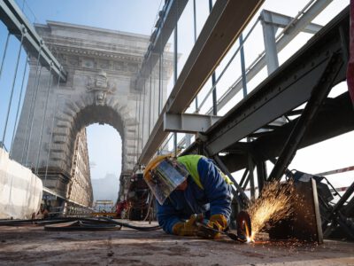Helyére került az utolsó új pályatábla a Lánchíd medernyílásában
