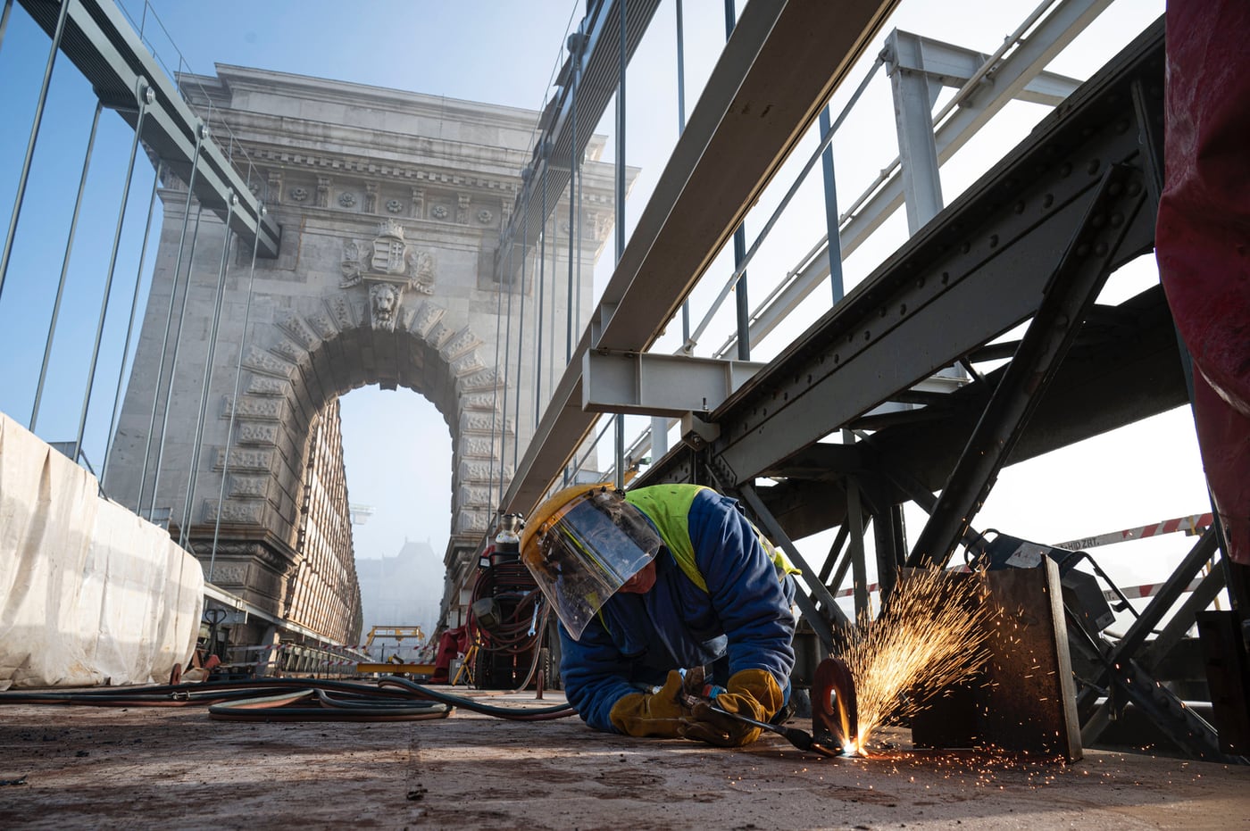 Helyére került az utolsó új pályatábla a Lánchíd medernyílásában