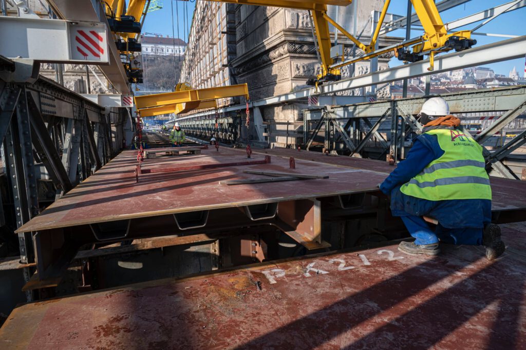 Helyére került az utolsó új pályatábla a Lánchíd medernyílásában