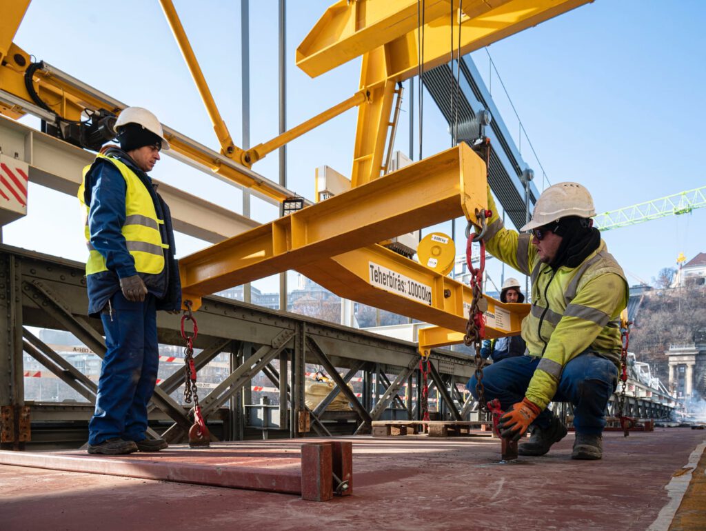 Helyére került az utolsó új pályatábla a Lánchíd medernyílásában