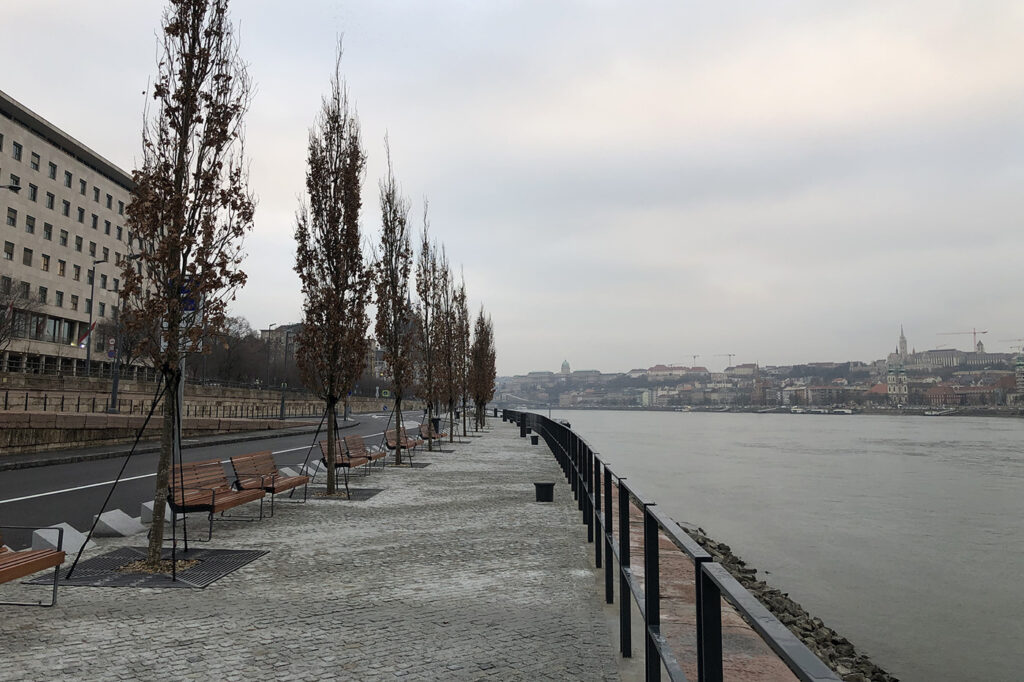 Duna-parti gyalogossétányt és fasort alakítottak ki az Országház és a Margit-híd között
