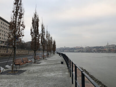 Duna-parti gyalogossétányt és fasort alakítottak ki az Országház és a Margit-híd között