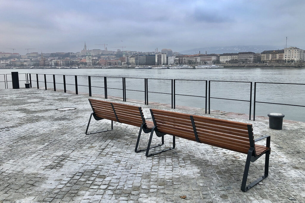 Duna-parti gyalogossétányt és fasort alakítottak ki az Országház és a Margit-híd között