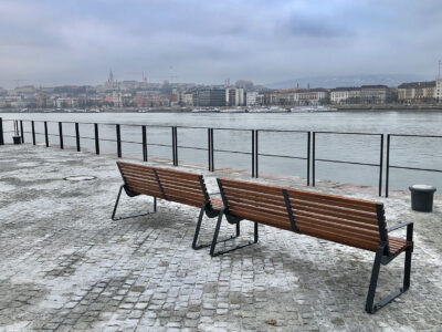 Duna-parti gyalogossétányt és fasort alakítottak ki az Országház és a Margit-híd között