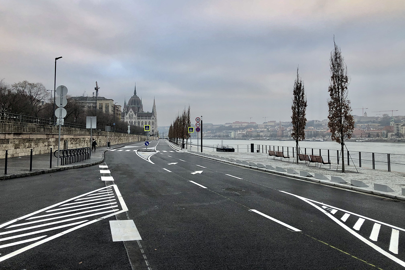 Duna-parti gyalogossétányt és fasort alakítottak ki az Országház és a Margit-híd között