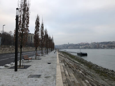 Duna-parti gyalogossétányt és fasort alakítottak ki az Országház és a Margit-híd között