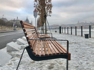 Duna-parti gyalogossétányt és fasort alakítottak ki az Országház és a Margit-híd között