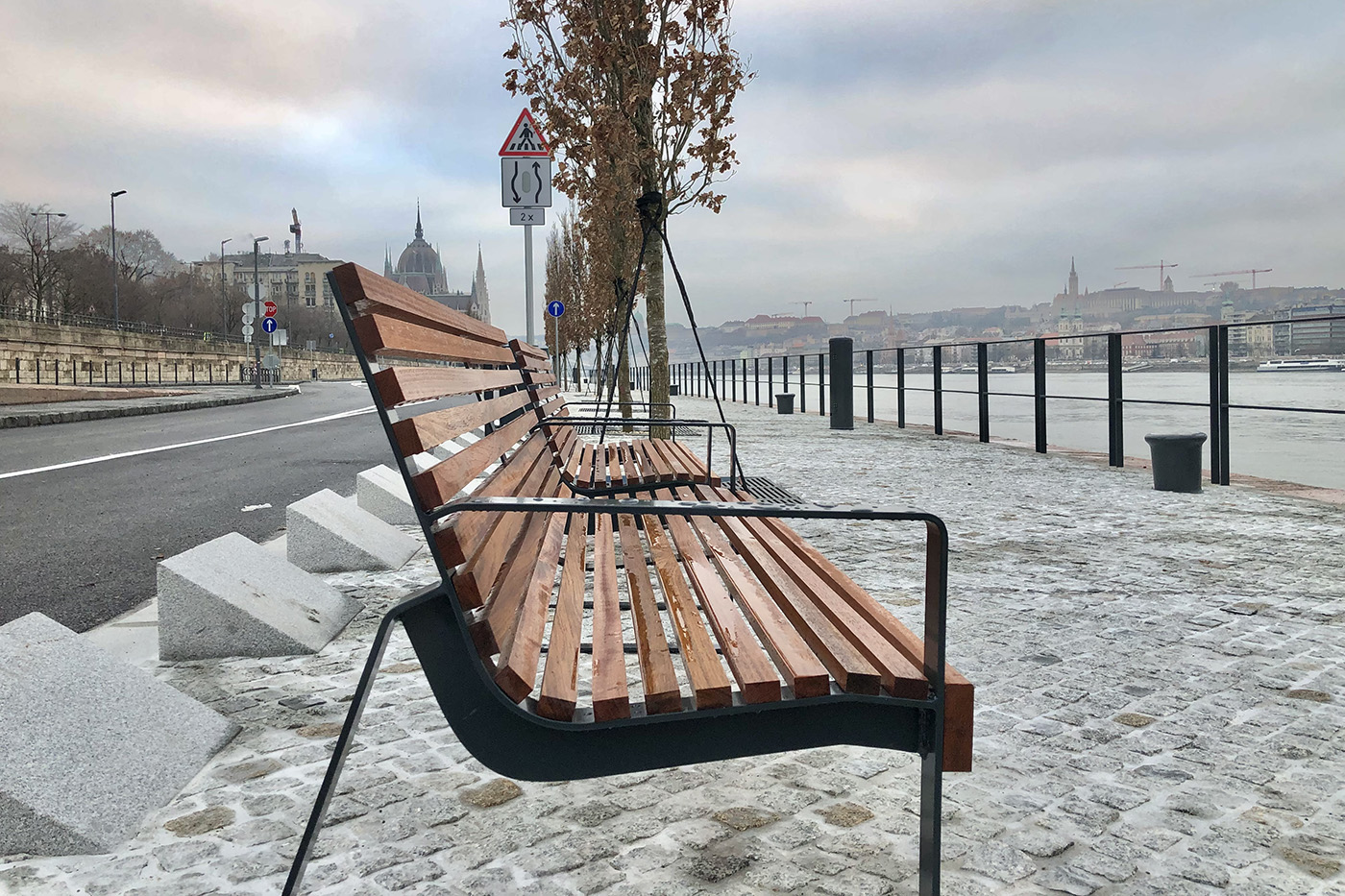 Duna-parti gyalogossétányt és fasort alakítottak ki az Országház és a Margit-híd között