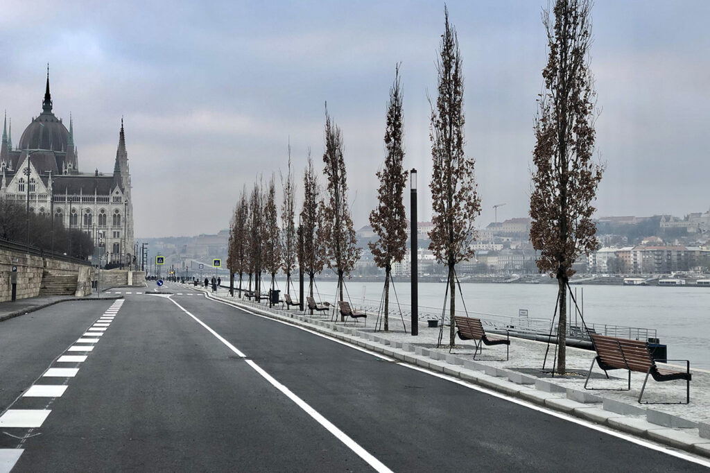 Duna-parti gyalogossétányt és fasort alakítottak ki az Országház és a Margit-híd között