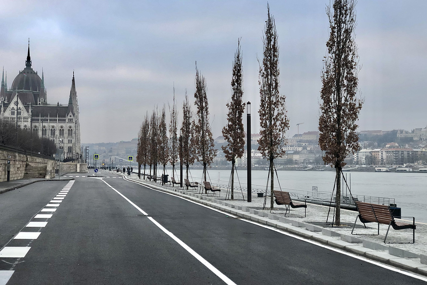 Duna-parti gyalogossétányt és fasort alakítottak ki az Országház és a Margit-híd között