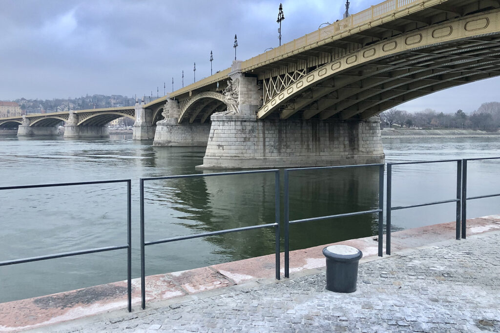 Duna-parti gyalogossétányt és fasort alakítottak ki az Országház és a Margit-híd között