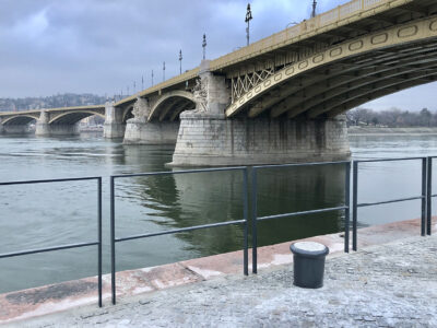 Duna-parti gyalogossétányt és fasort alakítottak ki az Országház és a Margit-híd között