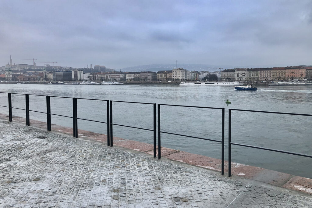 Duna-parti gyalogossétányt és fasort alakítottak ki az Országház és a Margit-híd között