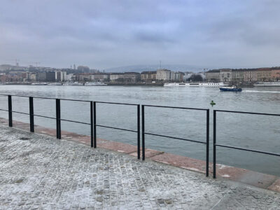 Duna-parti gyalogossétányt és fasort alakítottak ki az Országház és a Margit-híd között