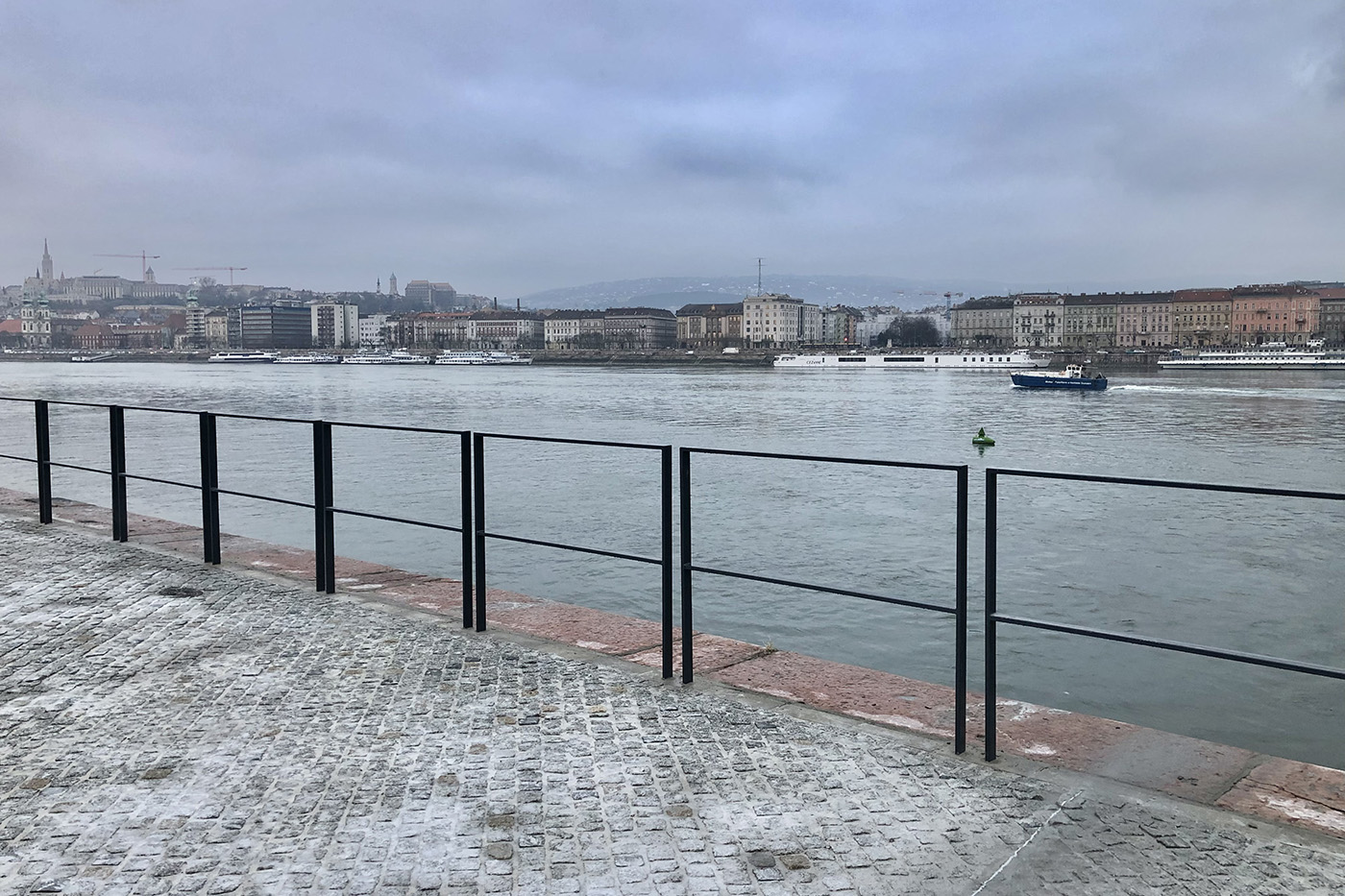 Duna-parti gyalogossétányt és fasort alakítottak ki az Országház és a Margit-híd között