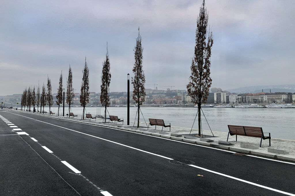 Duna-parti gyalogossétányt és fasort alakítottak ki az Országház és a Margit-híd között