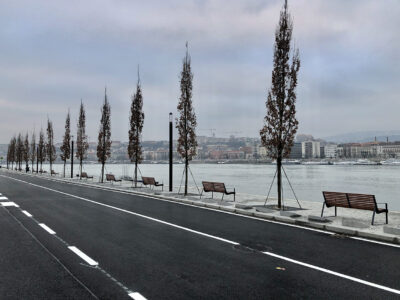 Duna-parti gyalogossétányt és fasort alakítottak ki az Országház és a Margit-híd között