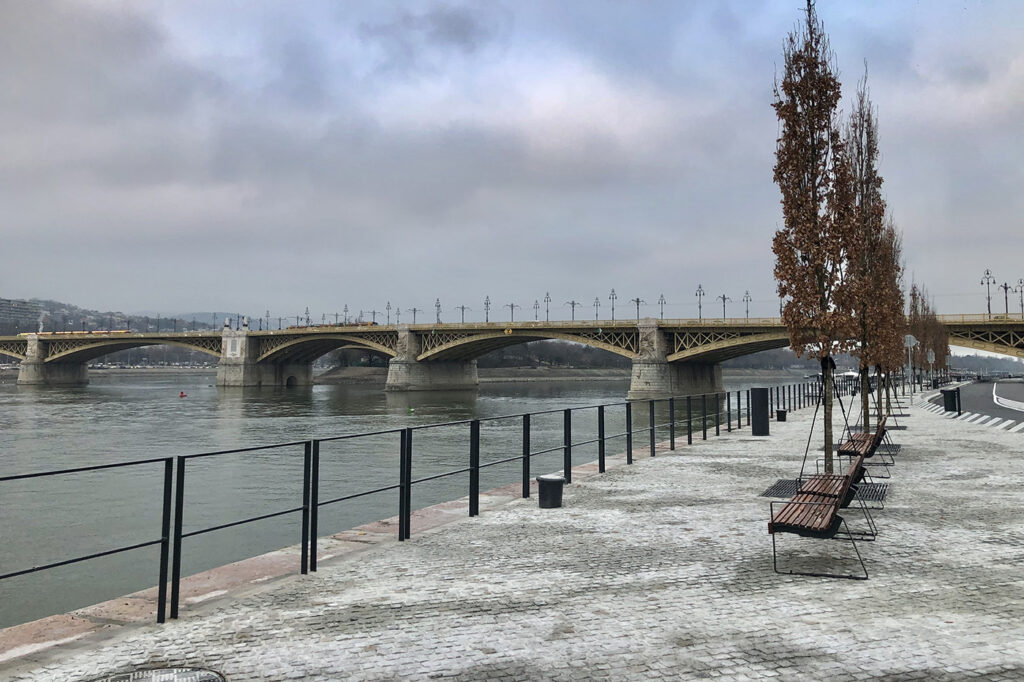 Duna-parti gyalogossétányt és fasort alakítottak ki az Országház és a Margit-híd között