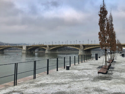 Duna-parti gyalogossétányt és fasort alakítottak ki az Országház és a Margit-híd között
