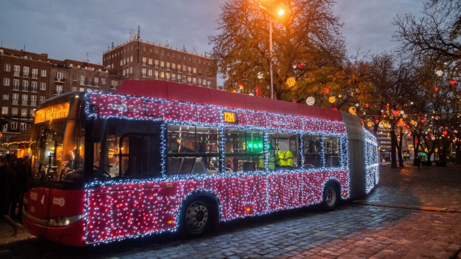 Már közlekedik az ünnepi díszbe öltöztetett Mikulástroli, mutatjuk a mentrendet