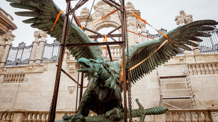 Visszakerült a helyére a Budai Vár megújult, ikonikus turulszobra