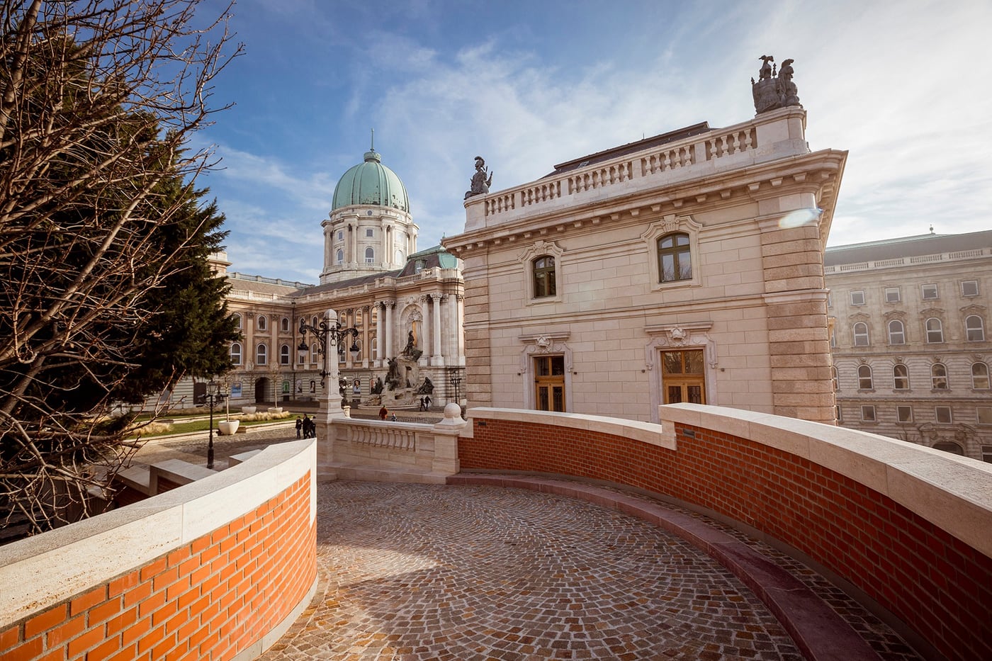 Elkészült a Csikós udvart és a Hunyadi udvart összekötő Hauszmann-féle rámpa