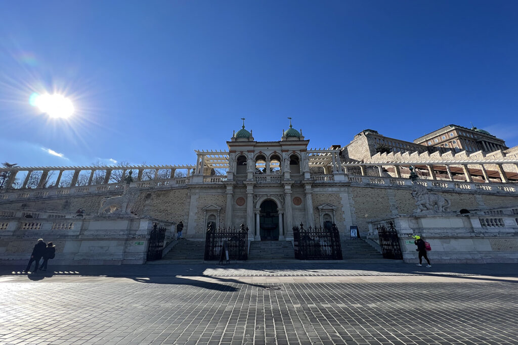 A Várkert Bazárban szabadtéri kiállítás mutatja be Nemes Nagy Ágnes életművét