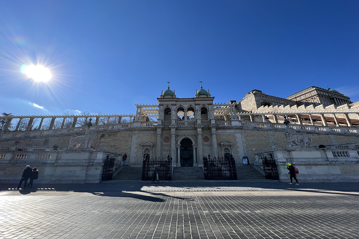 A Várkert Bazárban szabadtéri kiállítás mutatja be Nemes Nagy Ágnes életművét