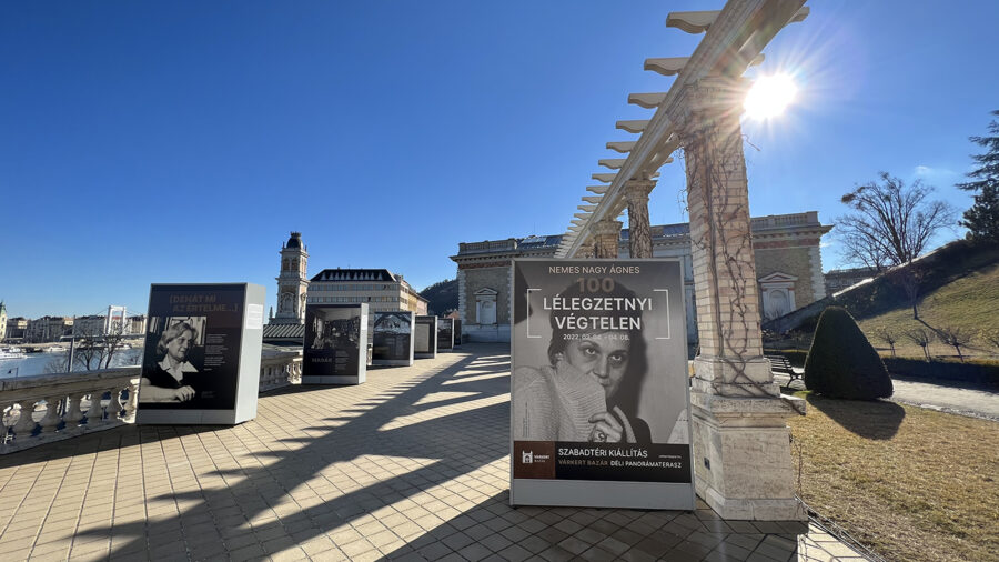A Várkert Bazárban szabadtéri kiállítás mutatja be Nemes Nagy Ágnes életművét