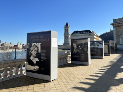 A Várkert Bazárban szabadtéri kiállítás mutatja be Nemes Nagy Ágnes életművét