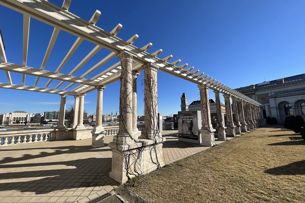 A Várkert Bazárban szabadtéri kiállítás mutatja be Nemes Nagy Ágnes életművét