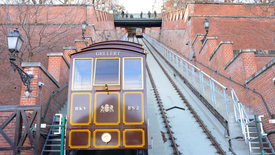 Újra jár a felújított Budavári Sikló