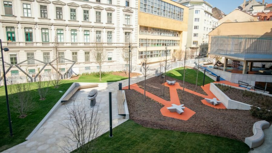 Háromszintes, lebegő sportpályás, klímabarát parkot adtak át a belvárosban