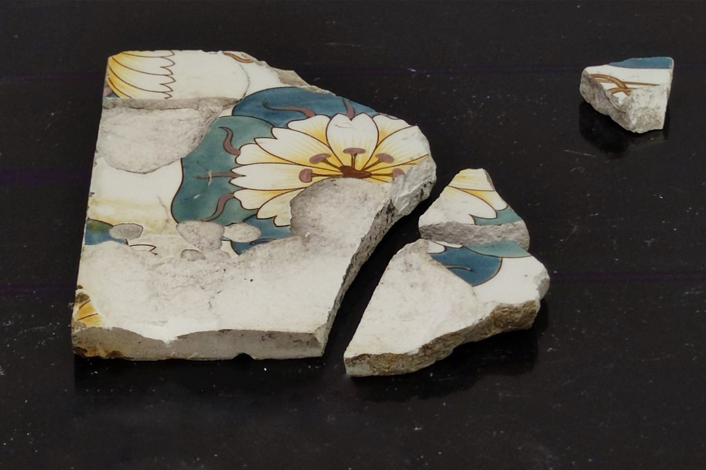 Zsolnay-féle falicsempe darabjai