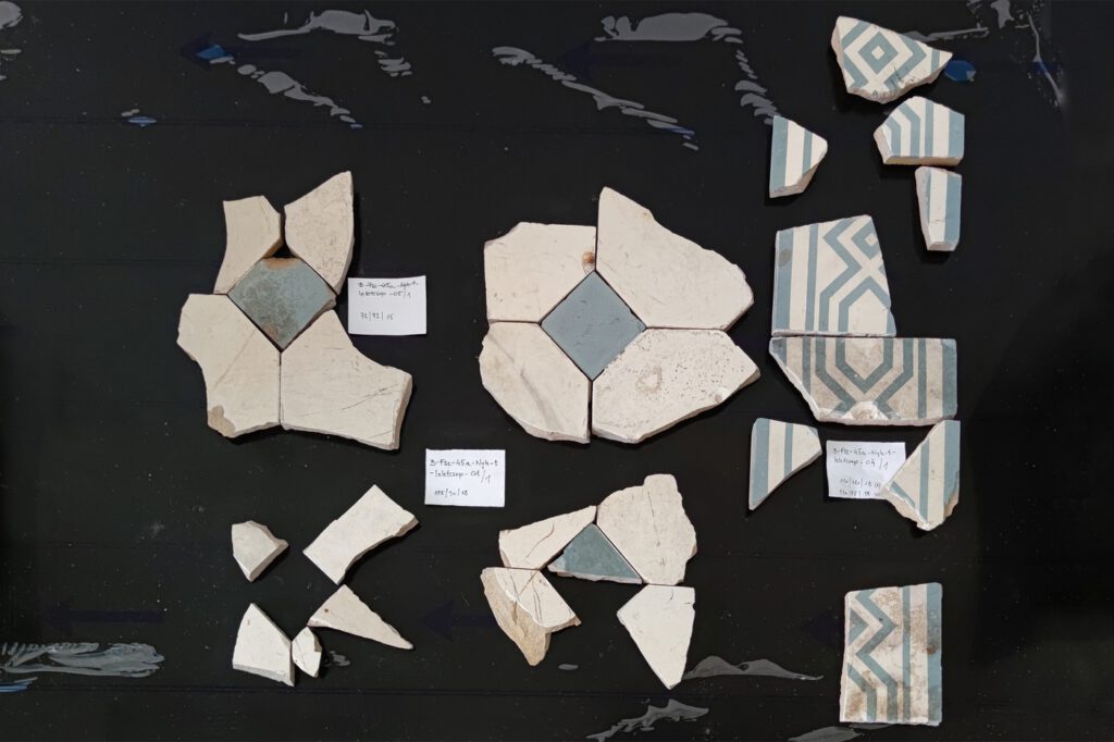 A Walla-féle zöld-fehér keramitlap hidegburkolat darabjai