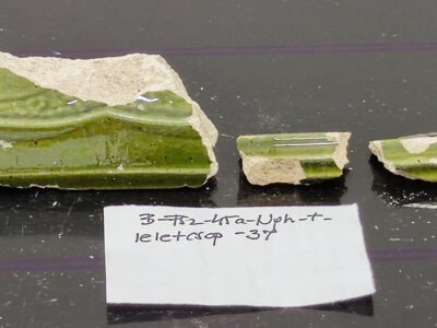 Zsolnay-kályhacsempe töredék