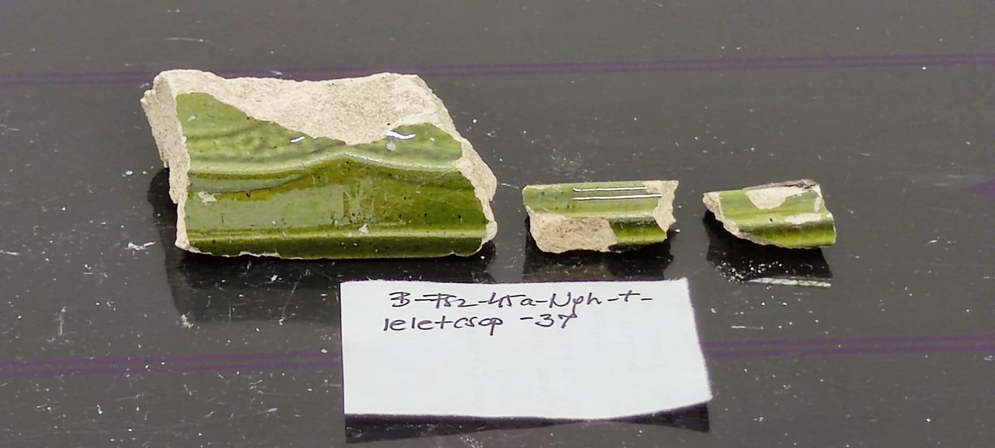 Zsolnay-kályhacsempe töredék