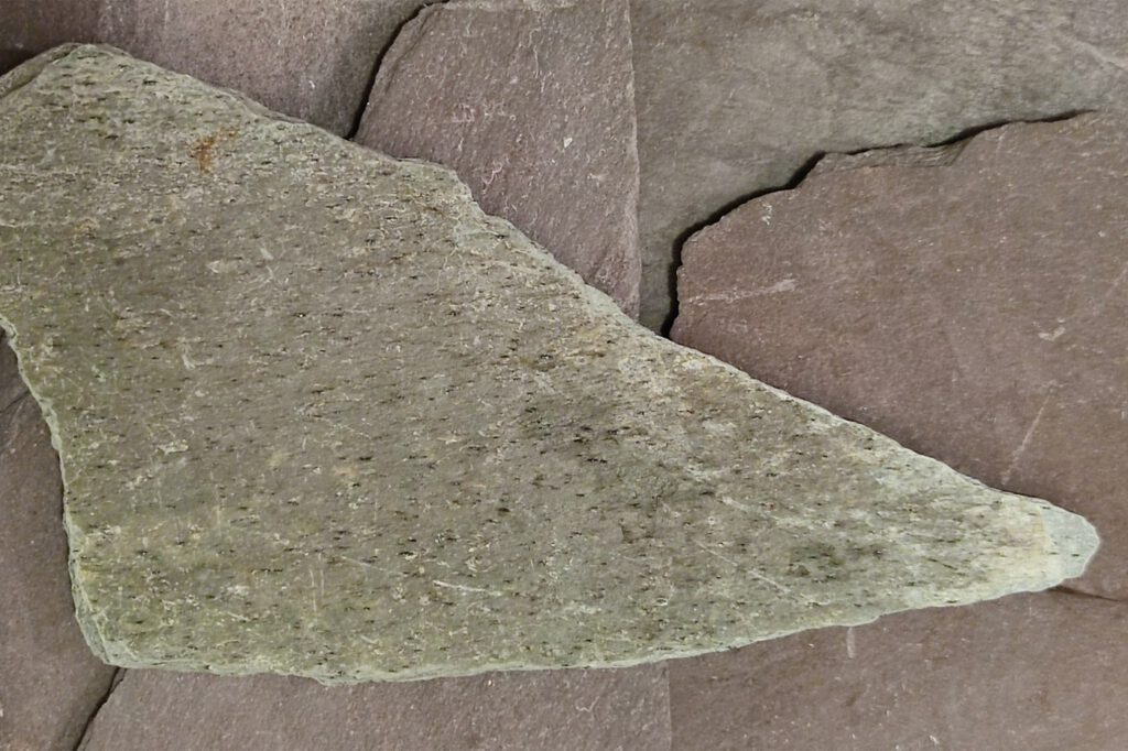 A természetes palafedés töredékes maradványai az északi szárnyépület elpusztult tetőzetéről