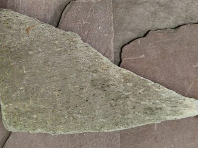 A természetes palafedés töredékes maradványai az északi szárnyépület elpusztult tetőzetéről