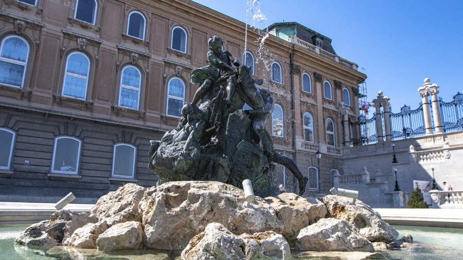 Újra csobognak a Budavári Palotanegyed díszkútjai