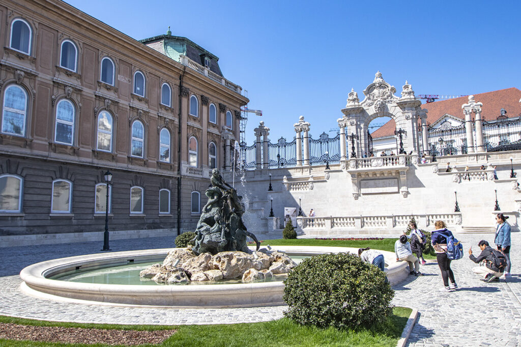 Újra csobognak a Budavári Palotanegyed díszkútjai