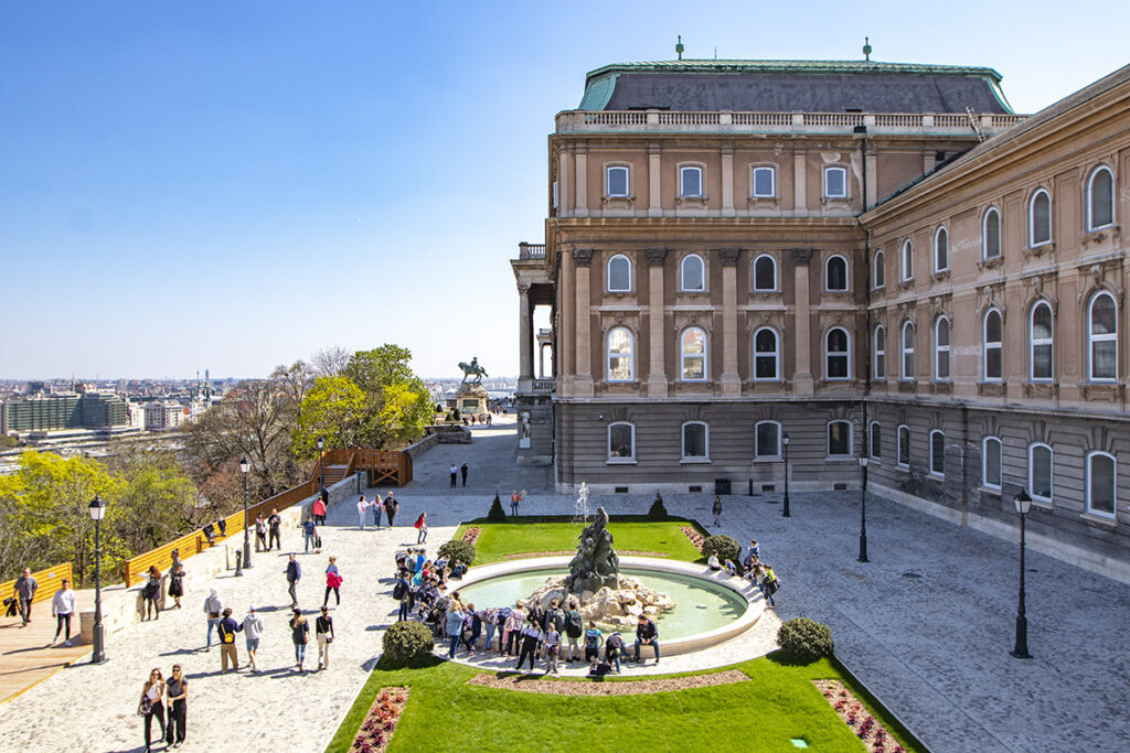 Újra csobognak a Budavári Palotanegyed díszkútjai