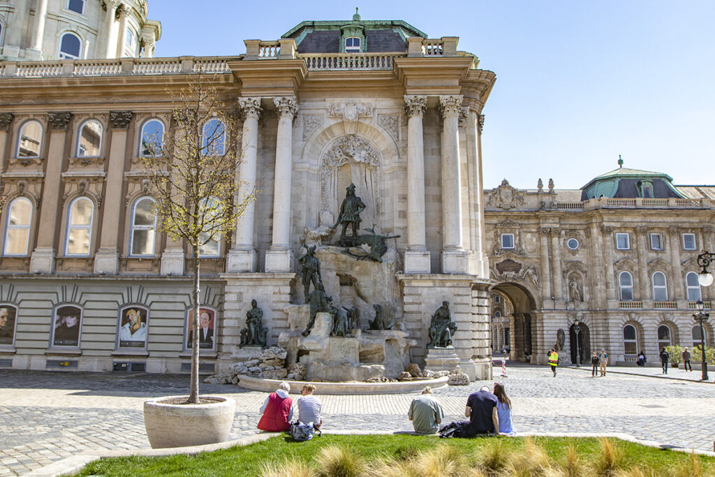 Újra csobognak a Budavári Palotanegyed díszkútjai