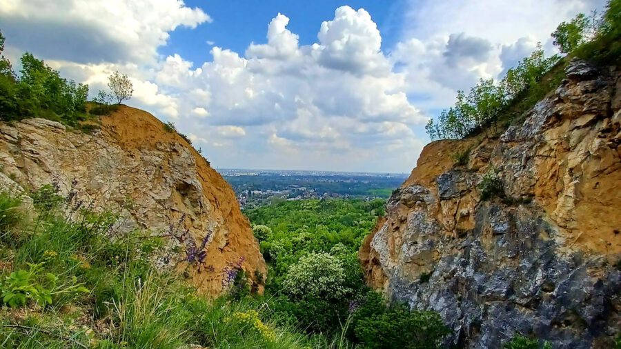 A Róka-hegy és aranysárga mészkő sziklái, melyek kirándulásra csábítanak