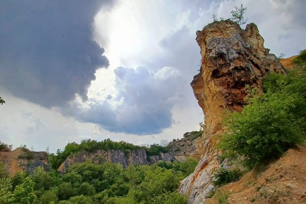A Róka-hegy és aranysárga mészkő sziklái, melyek kirándulásra csábítanak