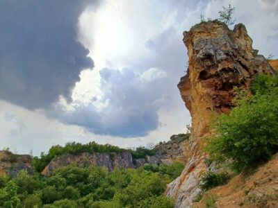 A Róka-hegy és aranysárga mészkő sziklái, melyek kirándulásra csábítanak