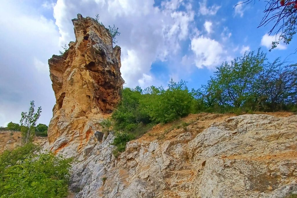 A Róka-hegy és aranysárga mészkő sziklái, melyek kirándulásra csábítanak