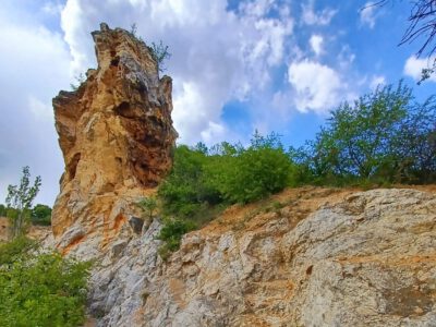 A Róka-hegy és aranysárga mészkő sziklái, melyek kirándulásra csábítanak